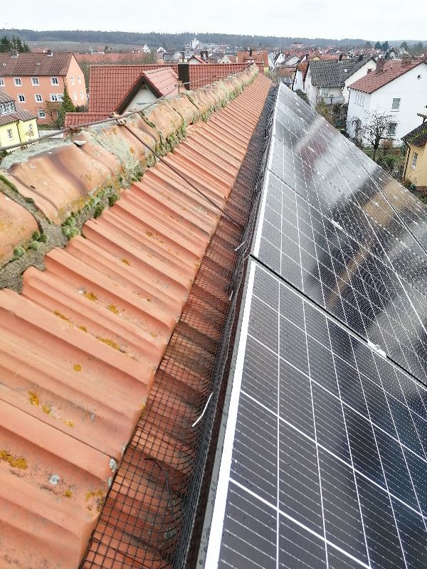 Solarkäfig installiert an einer Dach-Photovoltaikanlage. Kundenbild zur Veranschaulichung des effektiven Schädlingsschutzes.